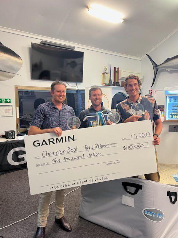 Argus game fishing competitors receiving a Champion Boat Tag and Release award